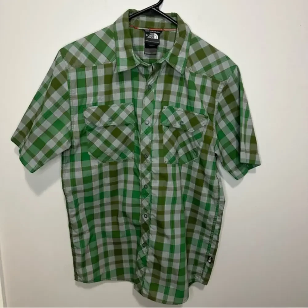 Men’s The North Face Size Small Green Short Sleeve Plaid Button Shirt‎